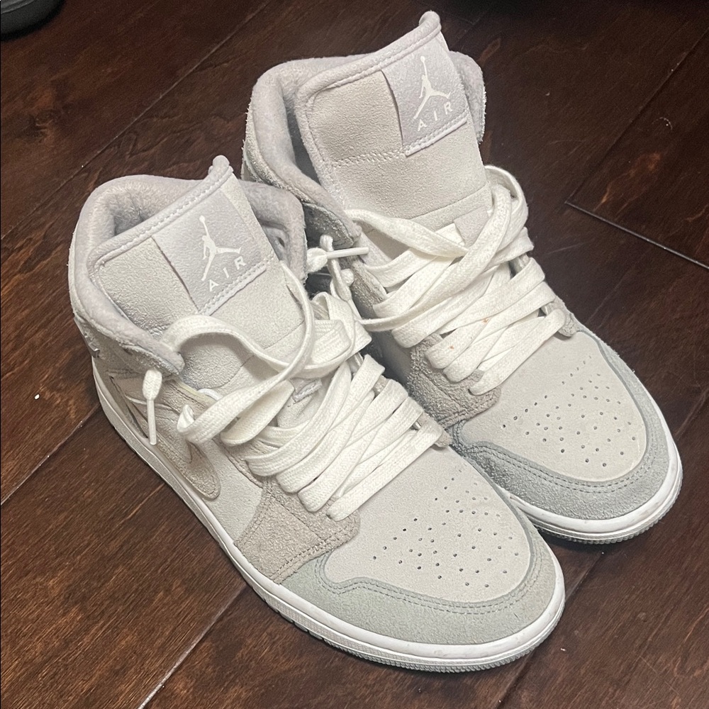 Nike Air Jordan women’s 8.5